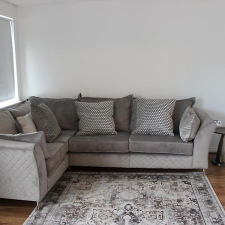 Lovely 2-Bedroom, 1 Bathroom Home, Sleeps 4 London Exterior foto