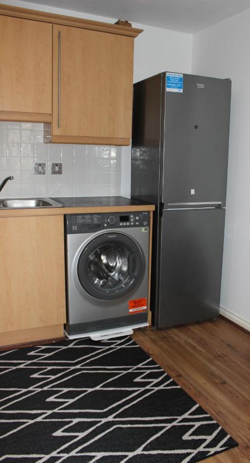 Lovely 2-Bedroom, 1 Bathroom Home, Sleeps 4 London Exterior foto