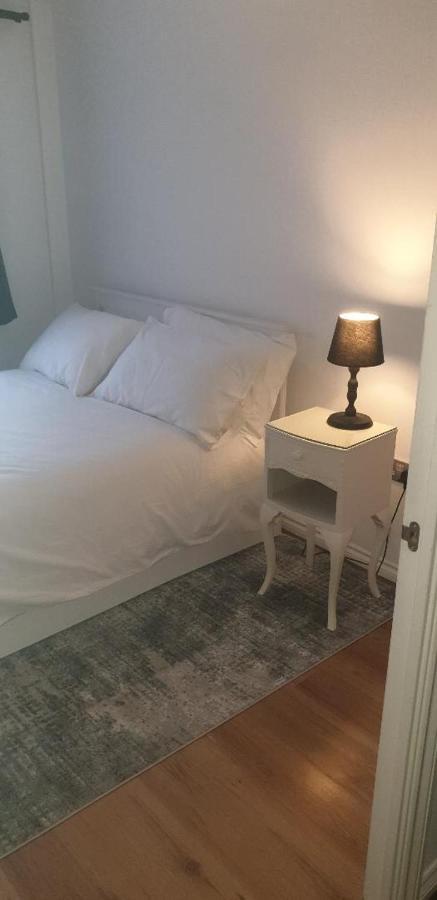 Lovely 2-Bedroom, 1 Bathroom Home, Sleeps 4 London Exterior foto