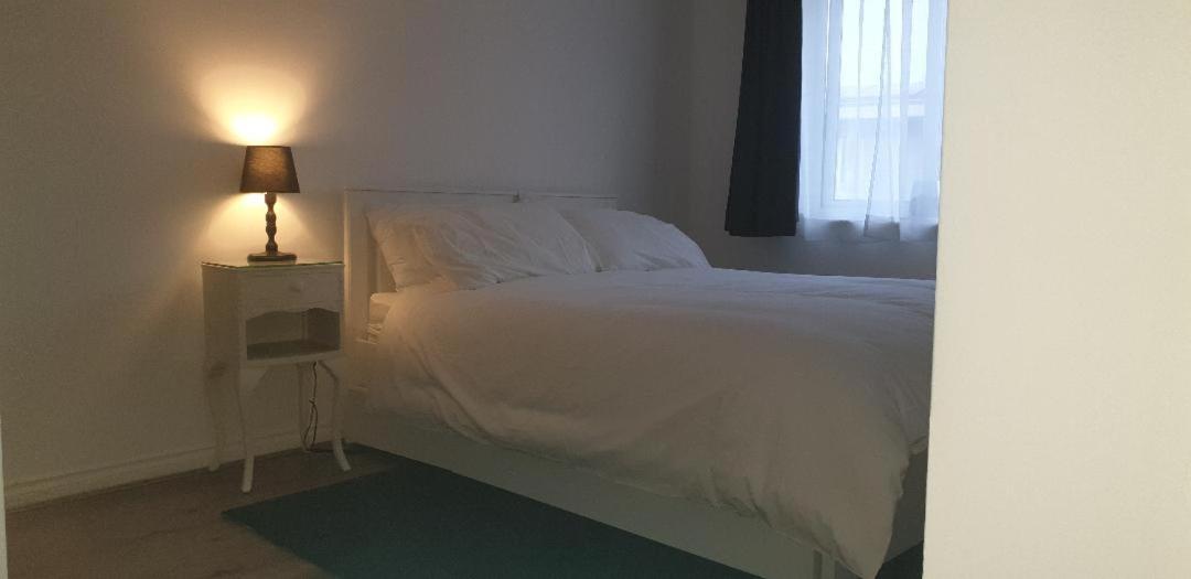 Lovely 2-Bedroom, 1 Bathroom Home, Sleeps 4 London Exterior foto